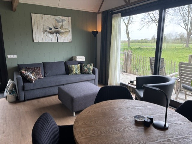 Zithoek van het natuurhuisje met houten balken